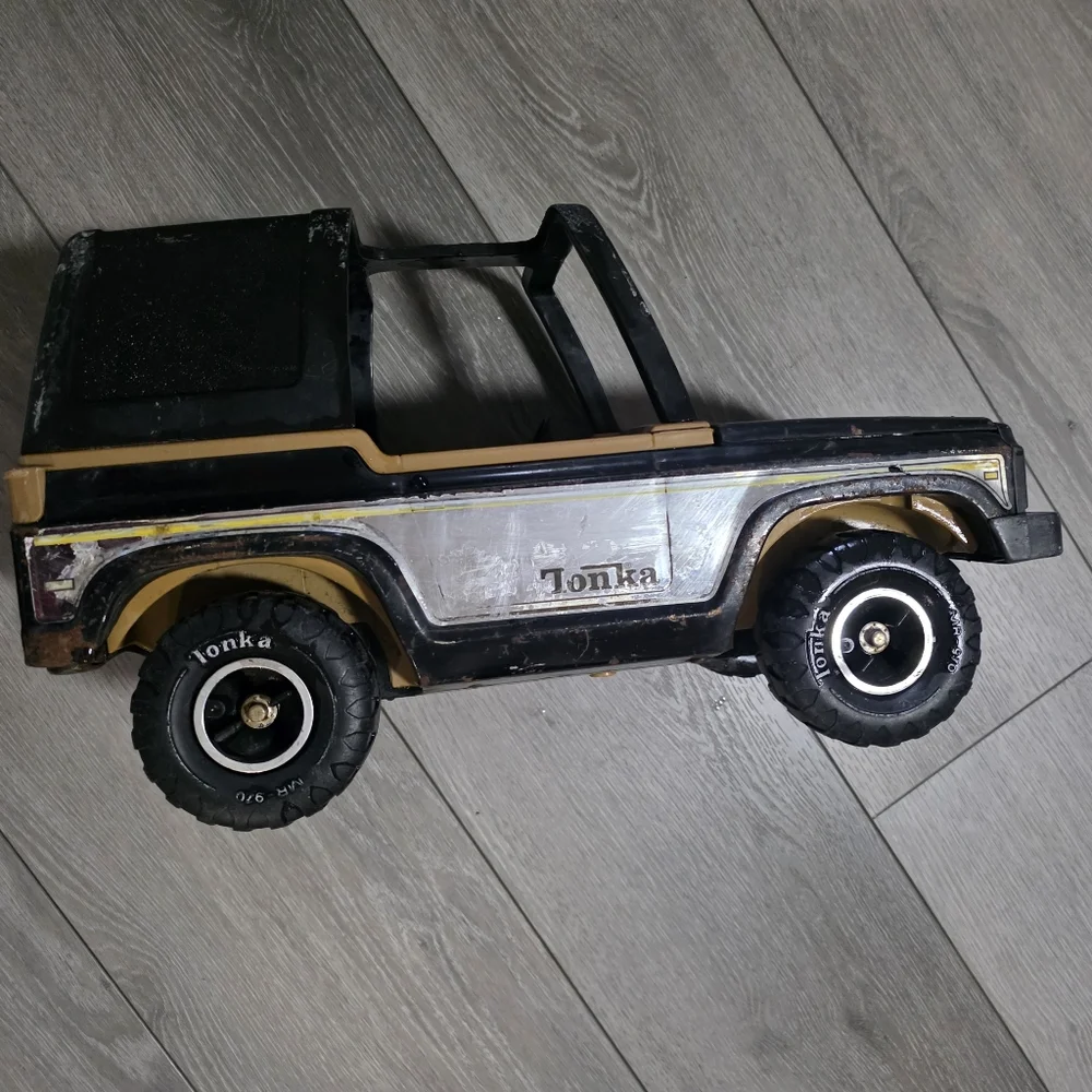 vintage Tonka MR-970 Ford Bronco toy truck.
